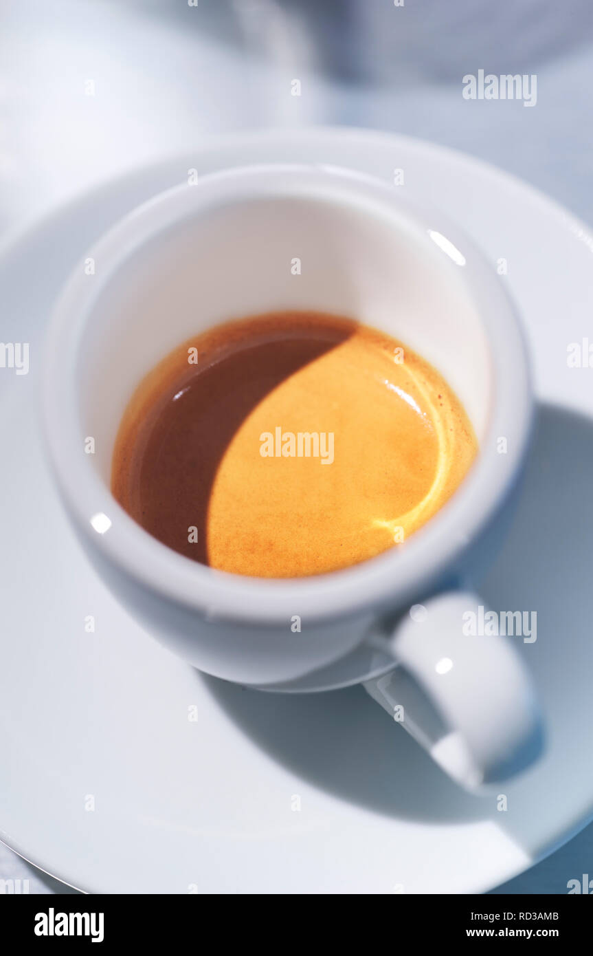 Chiudere fino ad alto angolo di visione della tazza di espresso Foto Stock