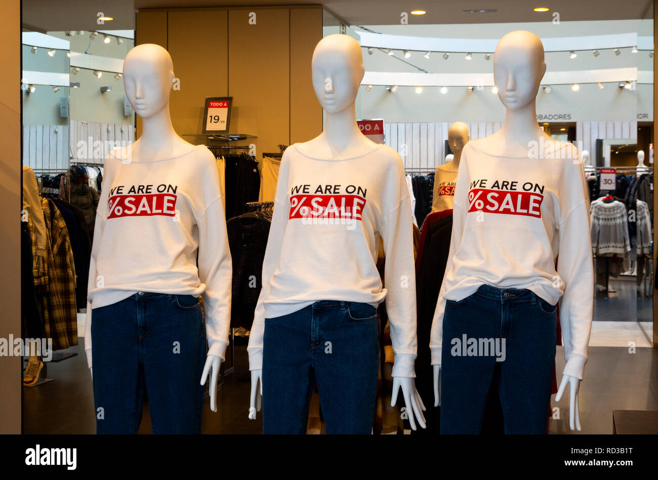 Maniche Lunghe Donna tee shirt in vendita presso un negozio di abbigliamento a Siviglia, Spagna Foto Stock