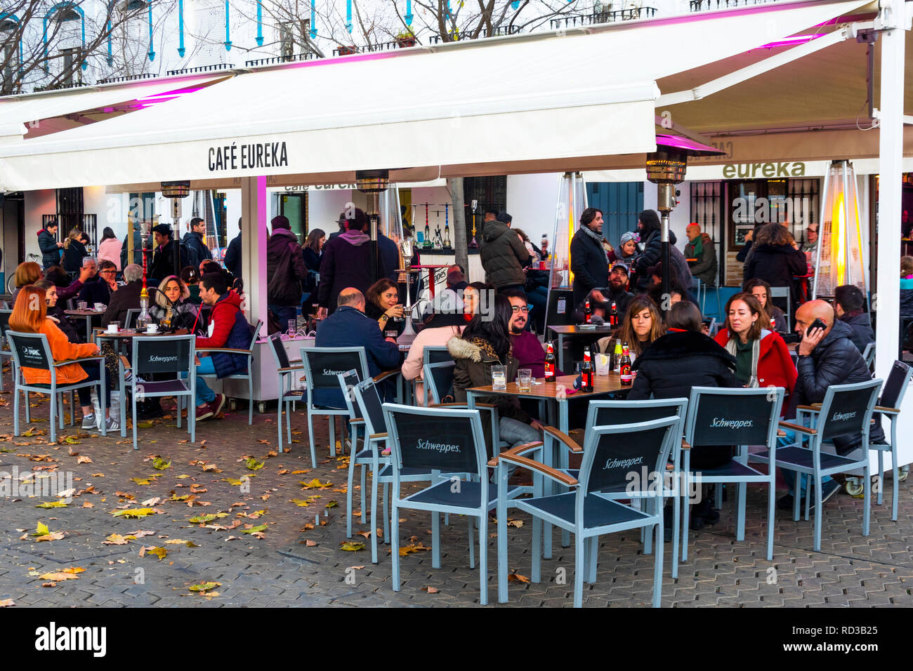 I clienti seduti a tavoli alfresco presso un bar di tapas di Siviglia, Spagna Foto Stock