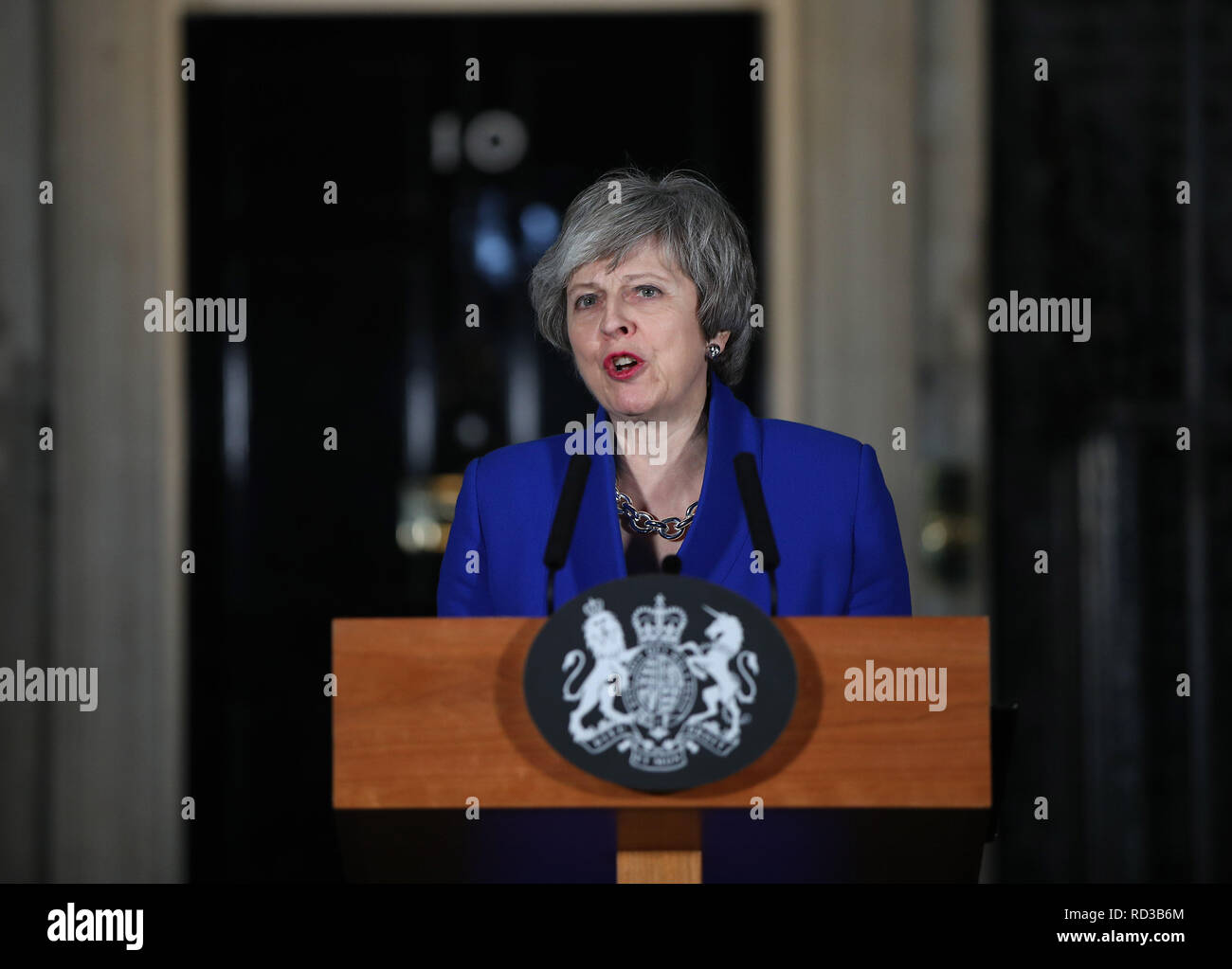 Il primo ministro Theresa Maggio parlando al di fuori 10 di Downing Street a Londra dopo la MPs ha respinto la manodopera la mozione di sfiducia da 325 voti a 306. Foto Stock