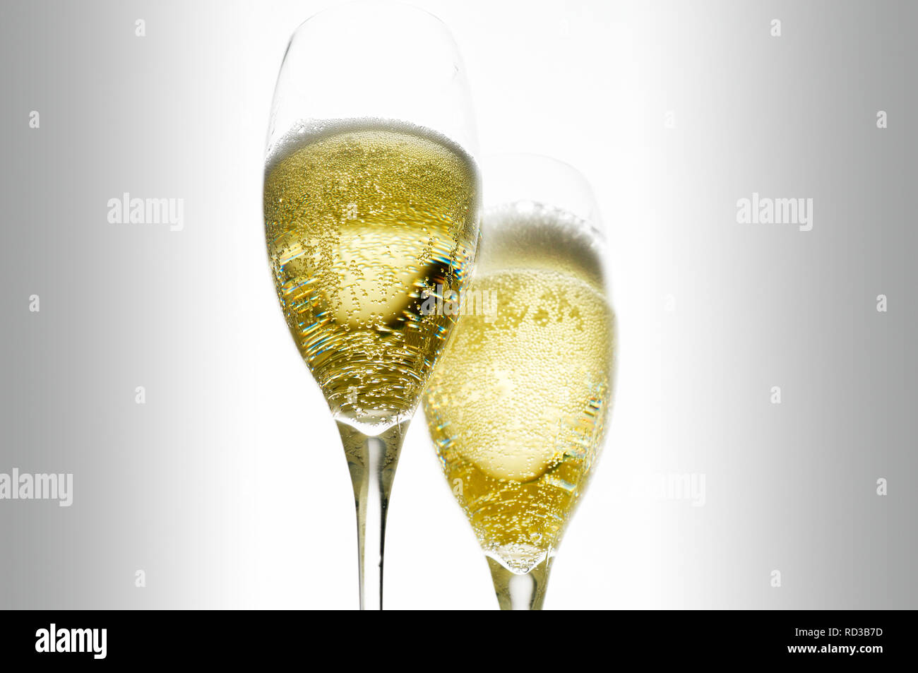 Immagine ritagliata di Champagne flauti, studio shot Foto Stock