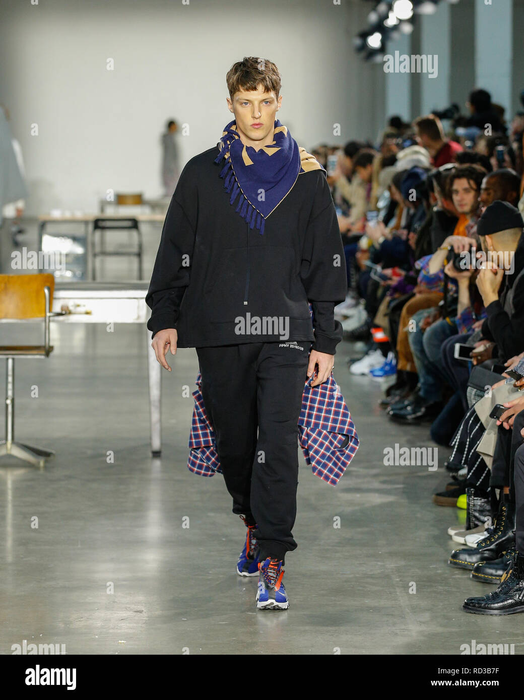 Passerella per sfilate di moda presentazione presso la London Fashion Week Mens Autunno Inverno 2019 presentato dalla politica di privato e personale solo presentato da GQ Cina Foto Stock