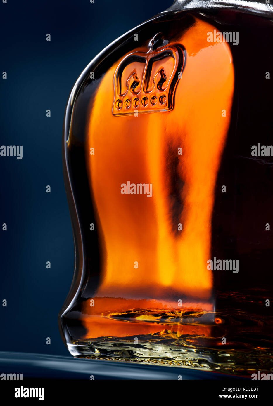 Immagine ritagliata del lato della corona reale whiskey bottiglia Foto Stock