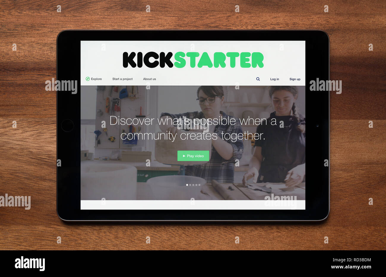 Il sito web di Kickstarter è visto su un tablet iPad, il quale è appoggiato su un tavolo di legno (solo uso editoriale). Foto Stock