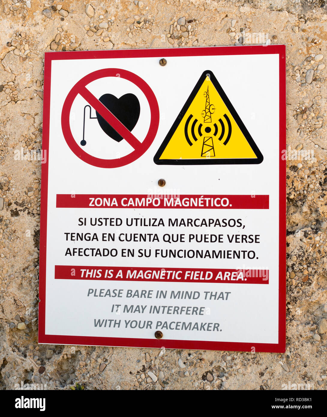 Avviso di avvertimento del forte campo magnetico vicino alla torre di telecomunicazioni presso il castello di Alicante in Spagna, Europa Foto Stock