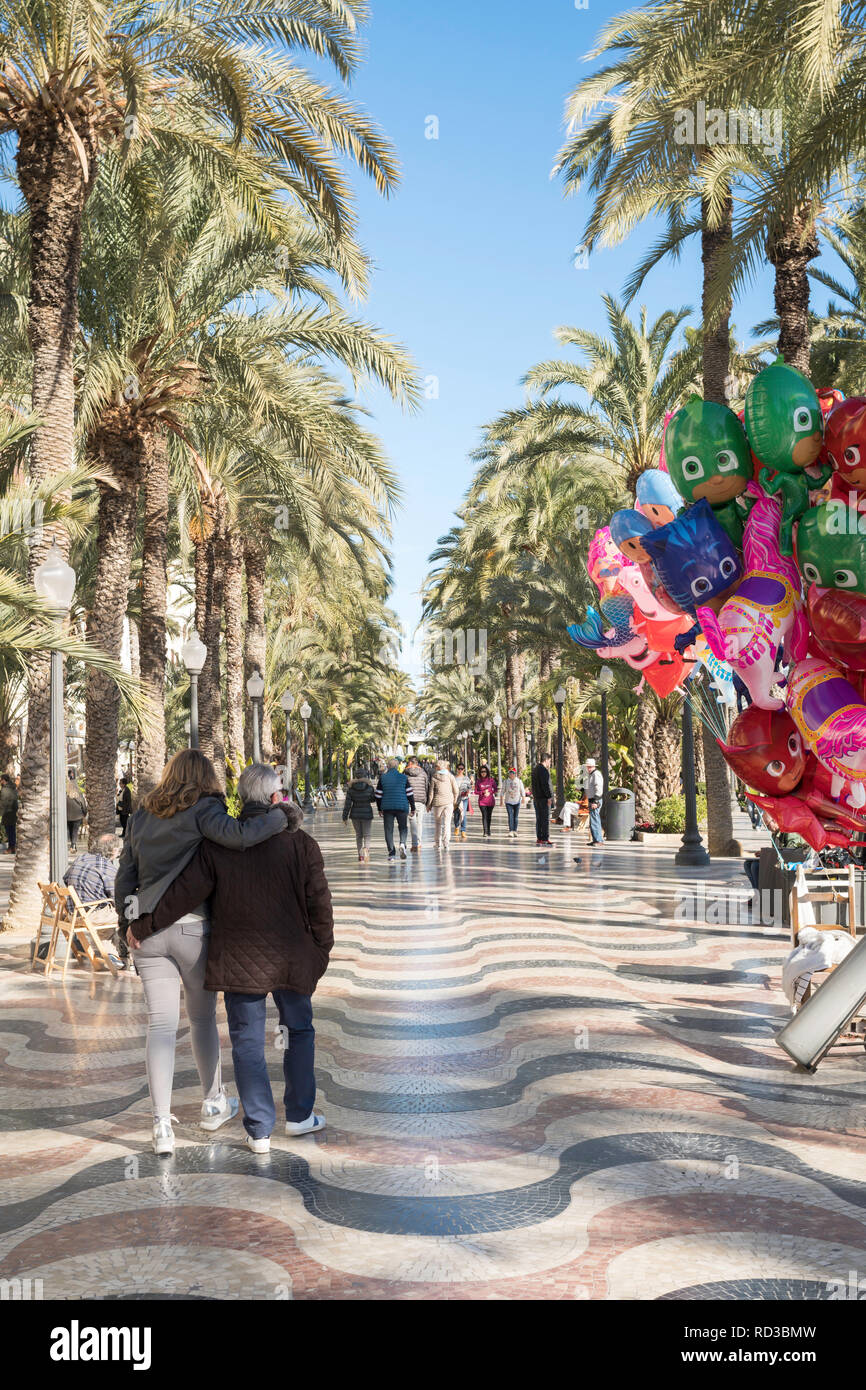 Un paio di camminare lungo la passeggiata di Alicante in Spagna, Europa Foto Stock
