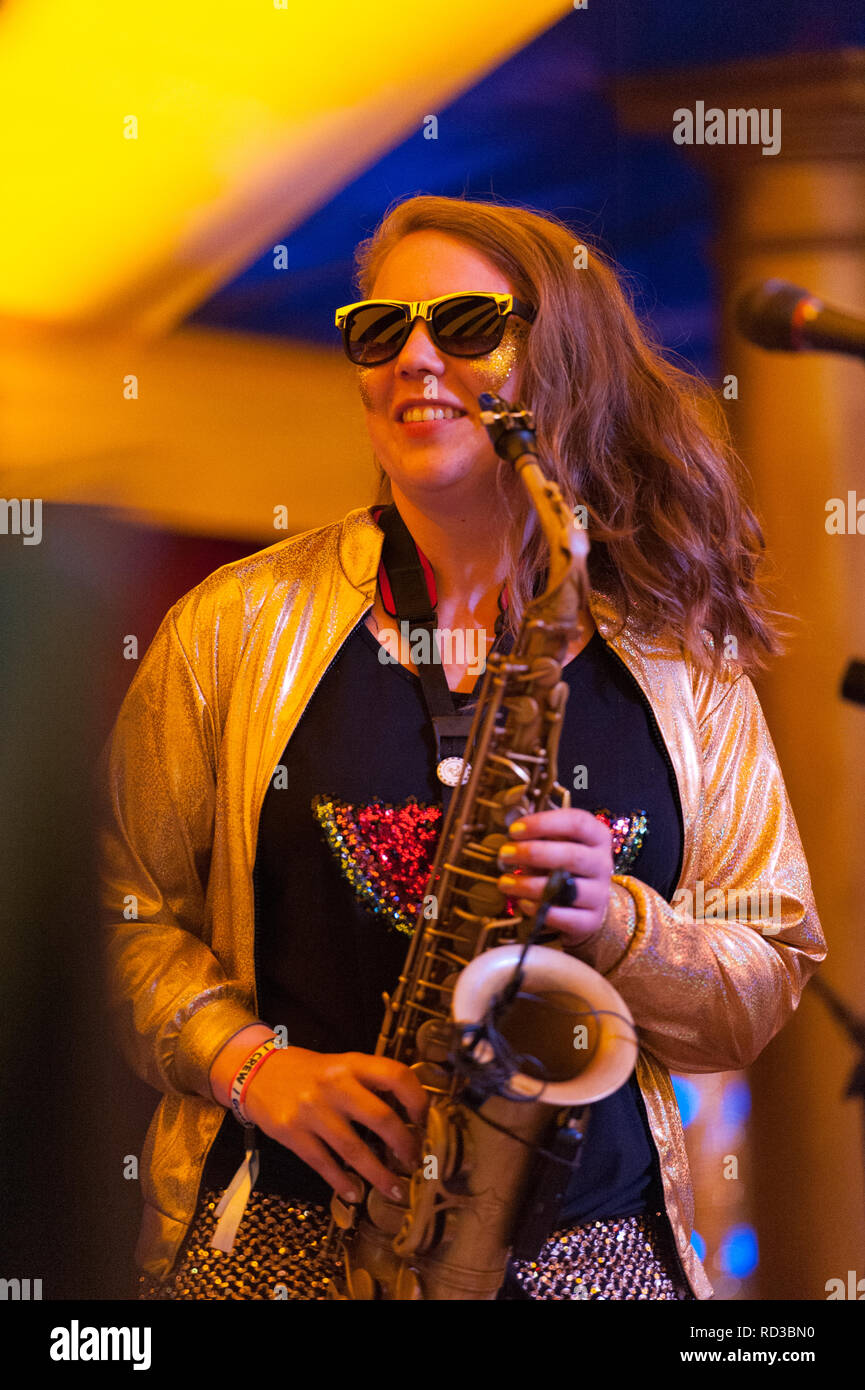 Donna suonare il sassofono presso il barbuto teoria festival Foto Stock