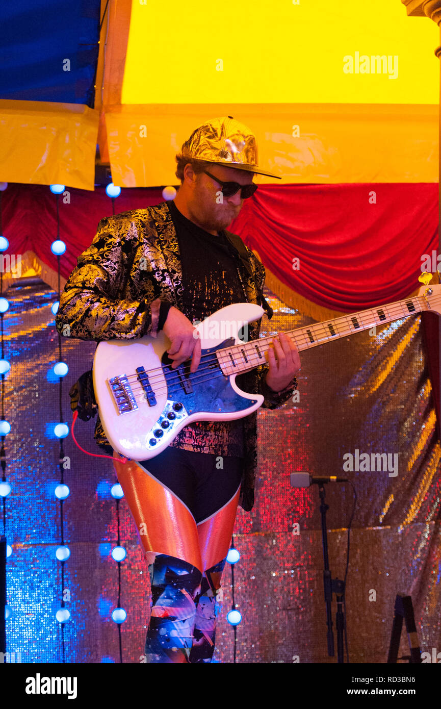 Musicista a suonare la chitarra a un festival di musica Foto Stock