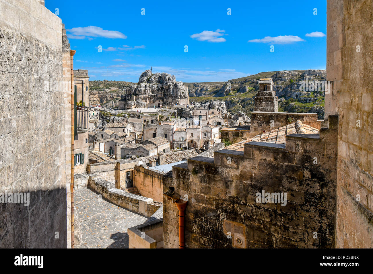 Le pareti, grotte e abitazioni circondano la Madonna Antica de Idris chiesa rupestre e i Sassi di Matera, Italia, nella regione Basilicata. Foto Stock