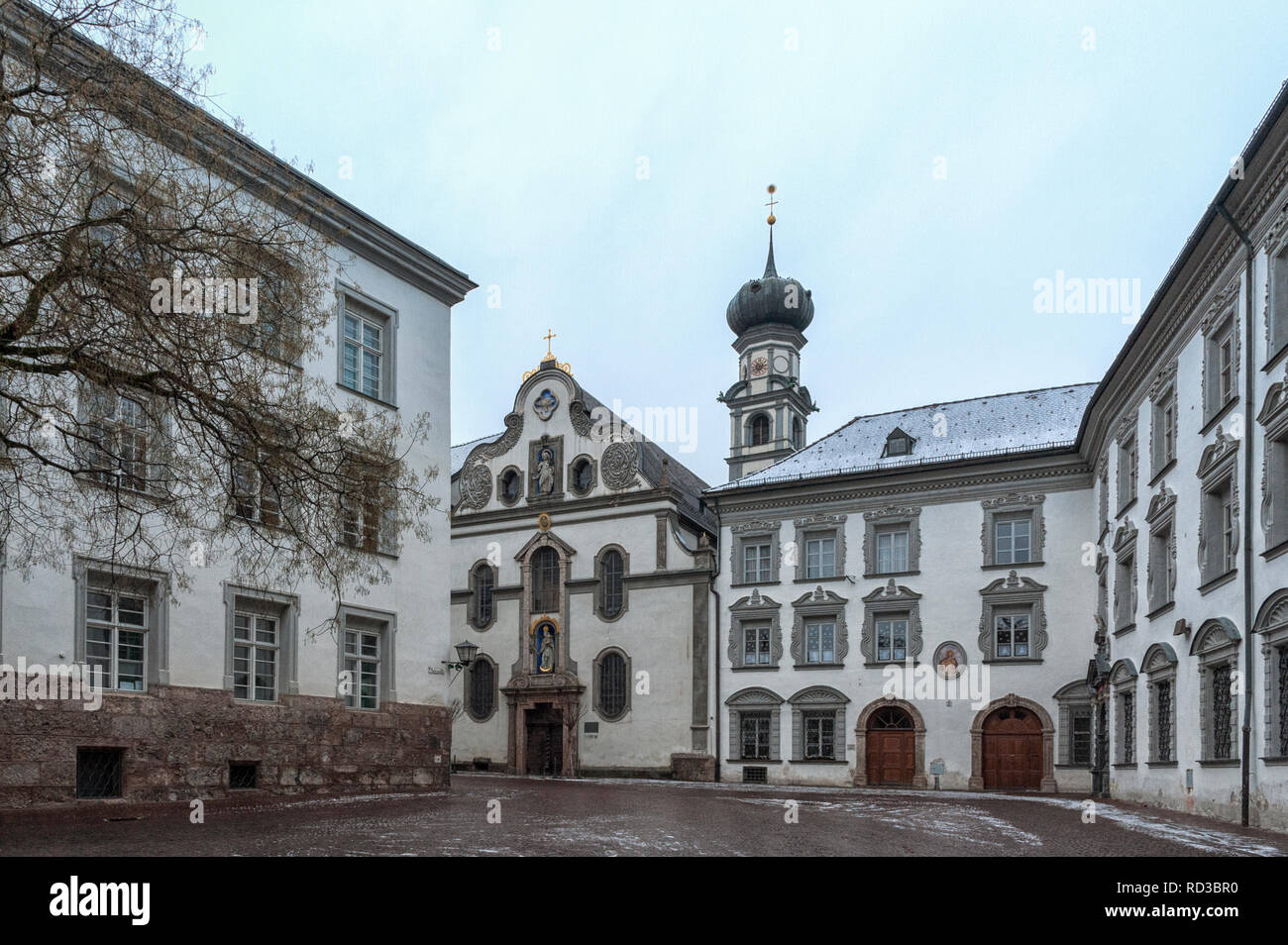 Chiesa di Ognissanti, Ex Chiesa dei Gesuiti (Jesuitenkirche), fondata da l'Ordine nel 1571 su Stiftsplatz in Hall in Tirol, Austria Foto Stock