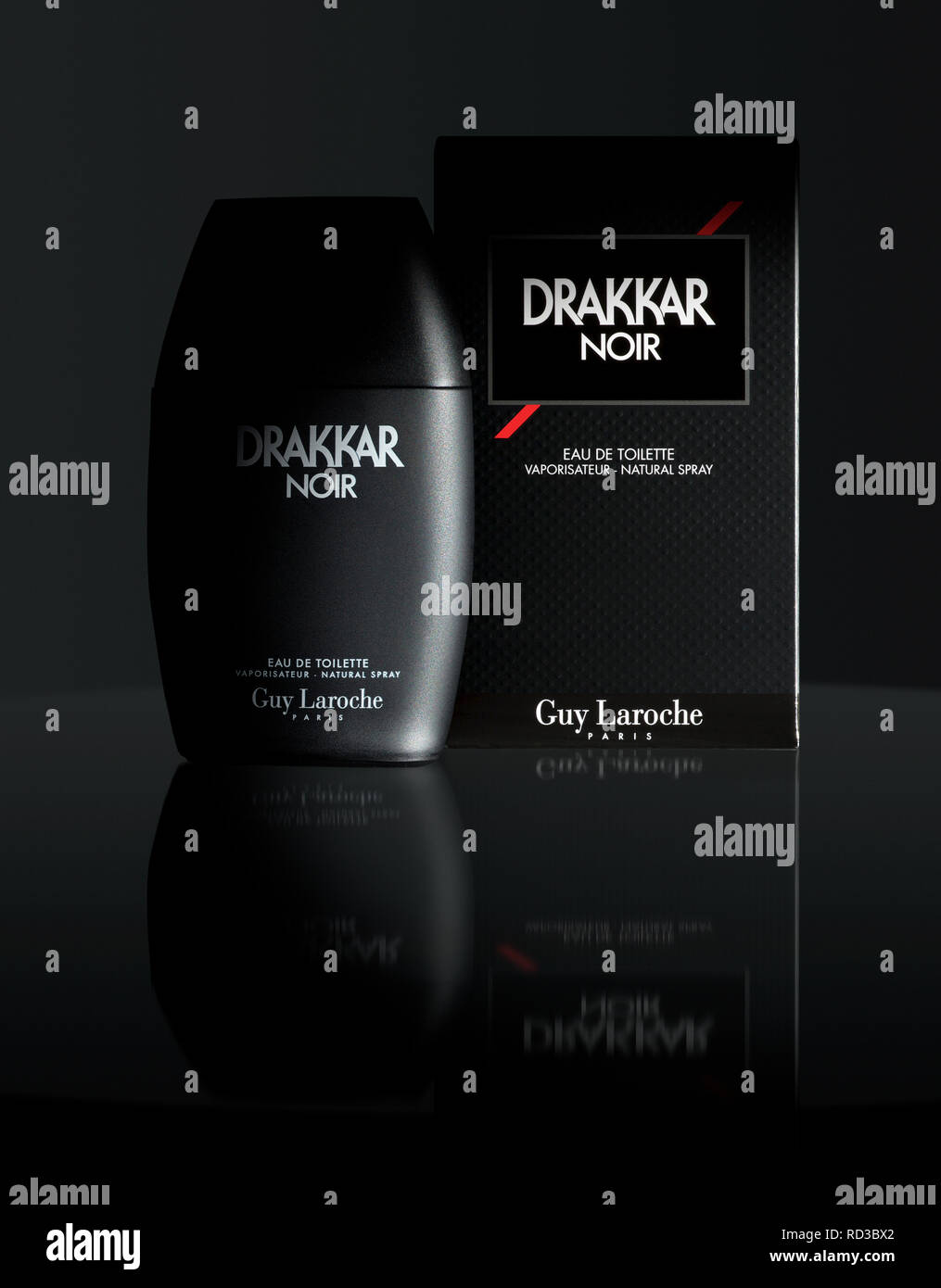Drakkar Noir dopobarba contro uno sfondo scuro, studio shot Foto Stock