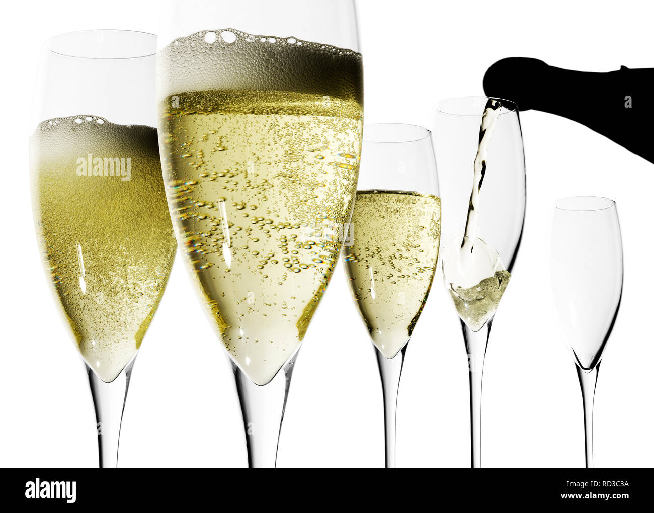 Immagine ritagliata di Champagne flauti essendo riempito Foto Stock