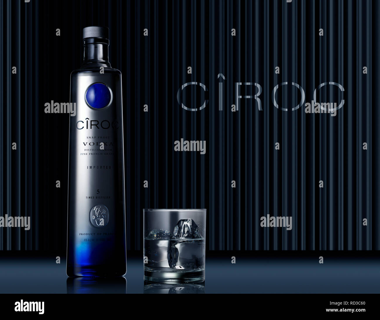 Ancora in vita della bottiglia e bicchiere di vodka Ciroc, studio shot Foto Stock