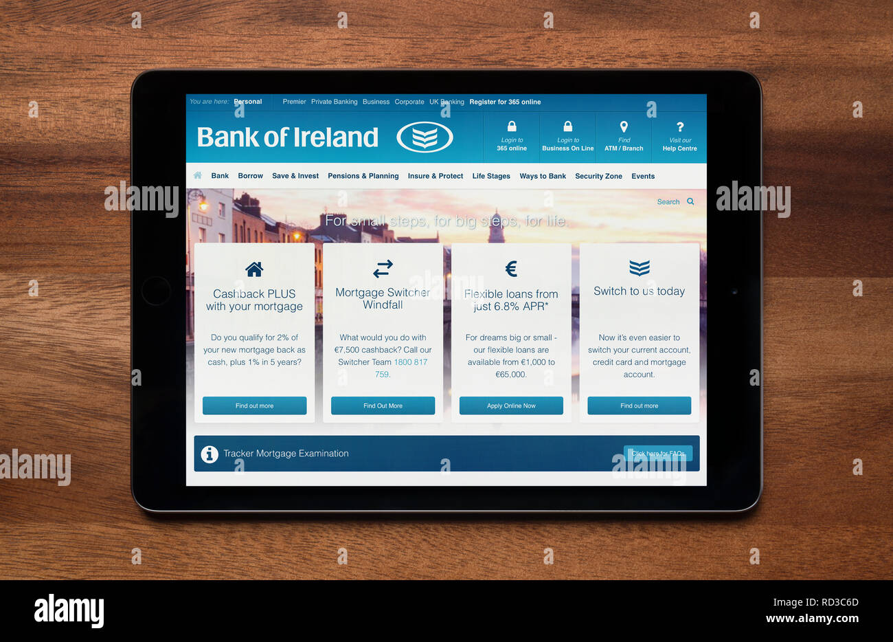 Il sito web della banca di Irlanda è visto su un tablet iPad, il quale è appoggiato su un tavolo di legno (solo uso editoriale). Foto Stock