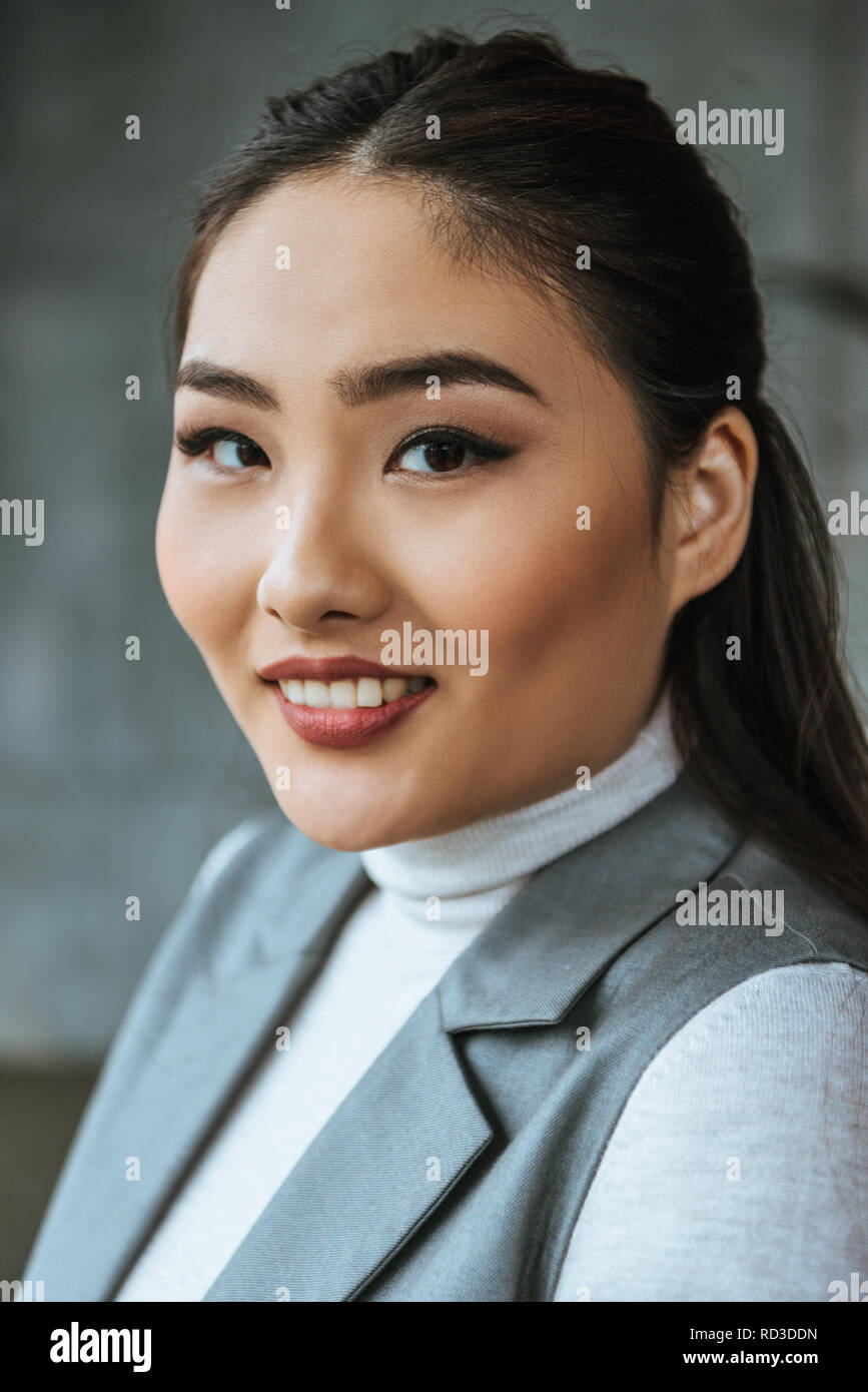Ritratto di giovane e bella donna kazaka sorridente in telecamera Foto Stock