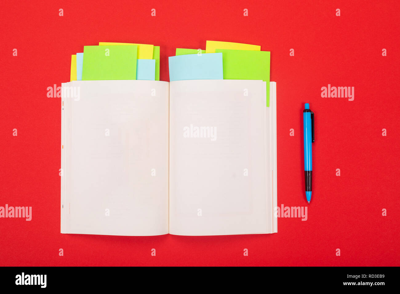 Noteboook e penna isolato su sfondo rosso Foto Stock