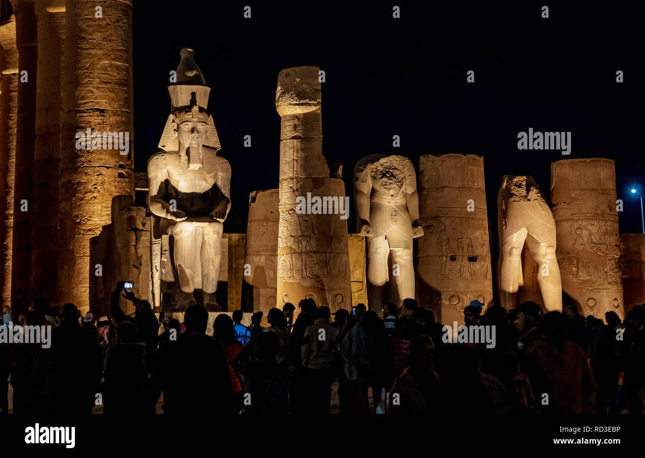 Turisti in visita al Tempio di Luxor in notturna a Luxor, Tebe, Egitto Foto Stock