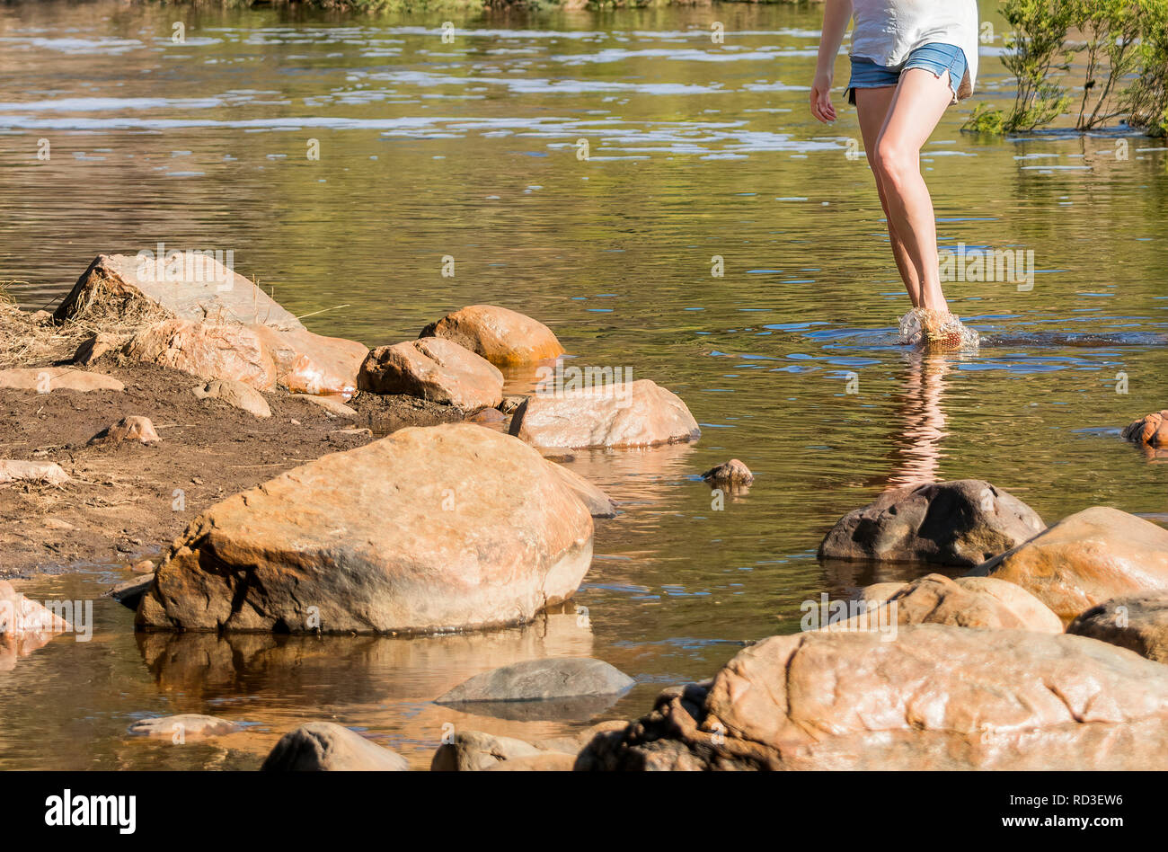 Close-up di una donna di gambe che attraversa un fiume, il Fiume Swan, campane Rapids Park, Brigadoon, Australia occidentale, Australia Foto Stock
