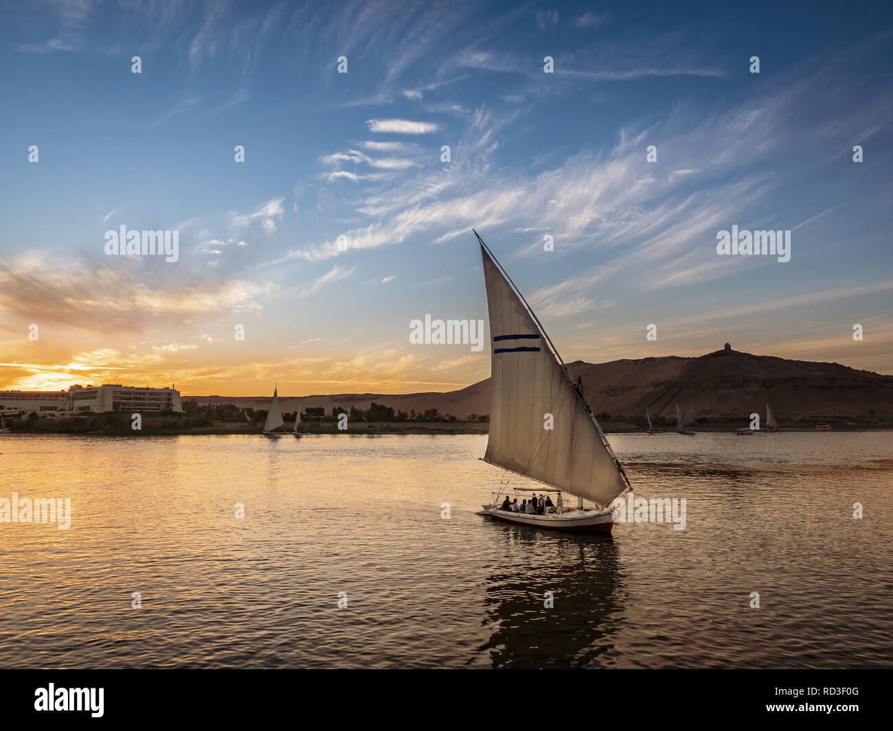 Tramonto sul fiume Nilo in Aswan città nei pressi di Luxor e Cairo Foto Stock