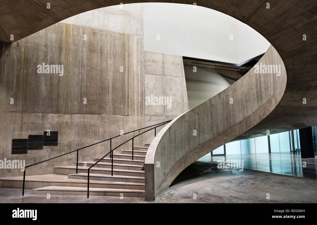 Tate Modern, Bankside, Londra, Regno Unito. Un incurvamento della scalinata nel commutatore House, la galleria 2016 estensione dagli architetti Herzog & de Meuron Foto Stock