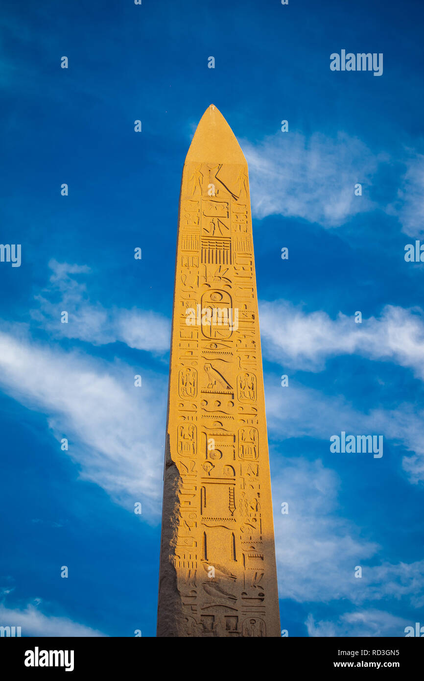 Geroglifici sulla grande obelisco al Tempio di Karnak complessa, più noto come Karnak Luxor (TEBE) Egitto Foto Stock