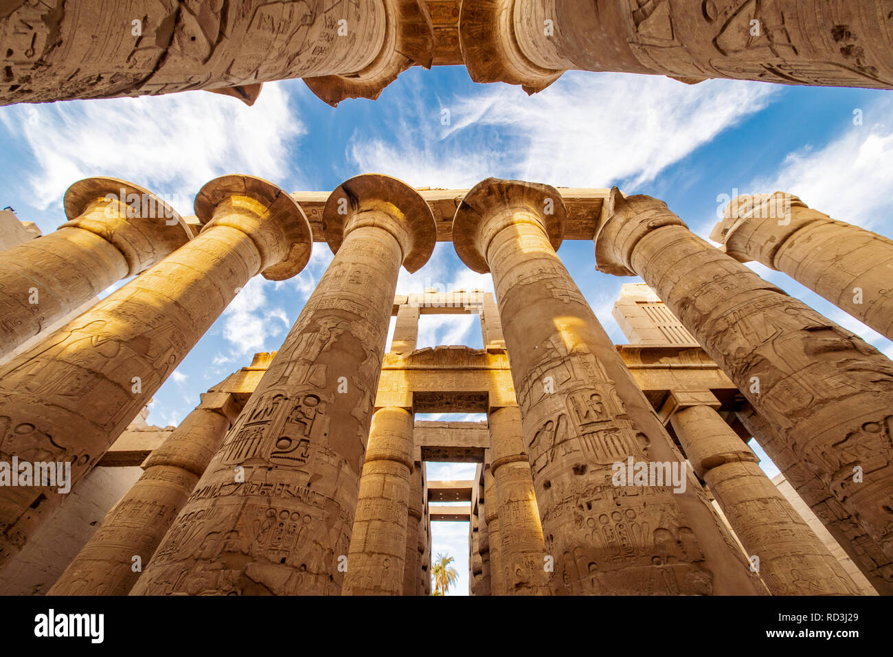 Le grandi colonne al Tempio di Karnak a Luxor Tebe Egitto Foto Stock