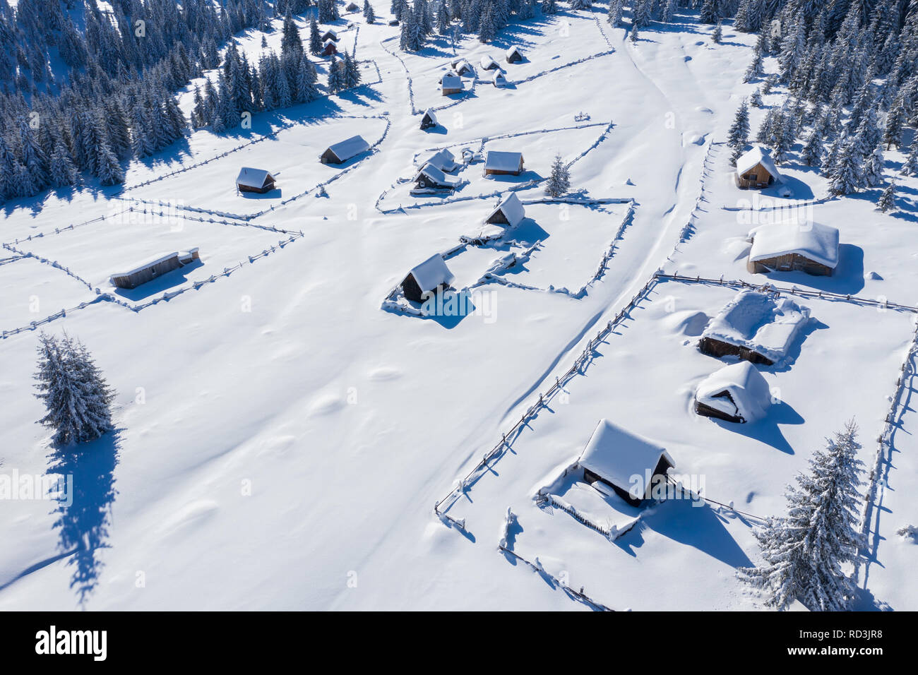 Coperta di neve remoto villaggio, homestead in montagna. Antenna fuco view Foto Stock