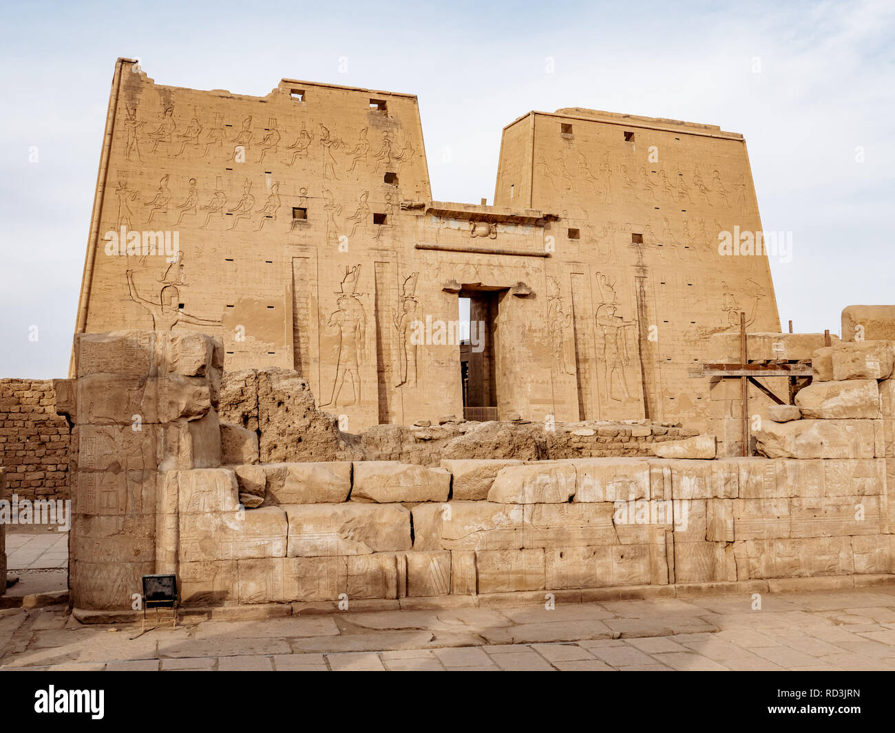 Uno dei più ben conservati antichi templi in Egitto il Tempio di Edfu e di Horus rimane un importante attrazione per i turisti Foto Stock