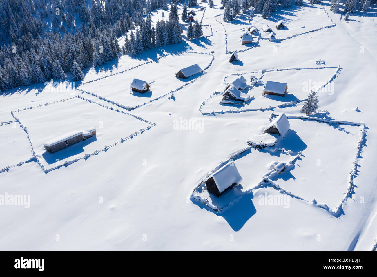 Coperta di neve remoto villaggio, homestead in montagna. Antenna fuco view Foto Stock