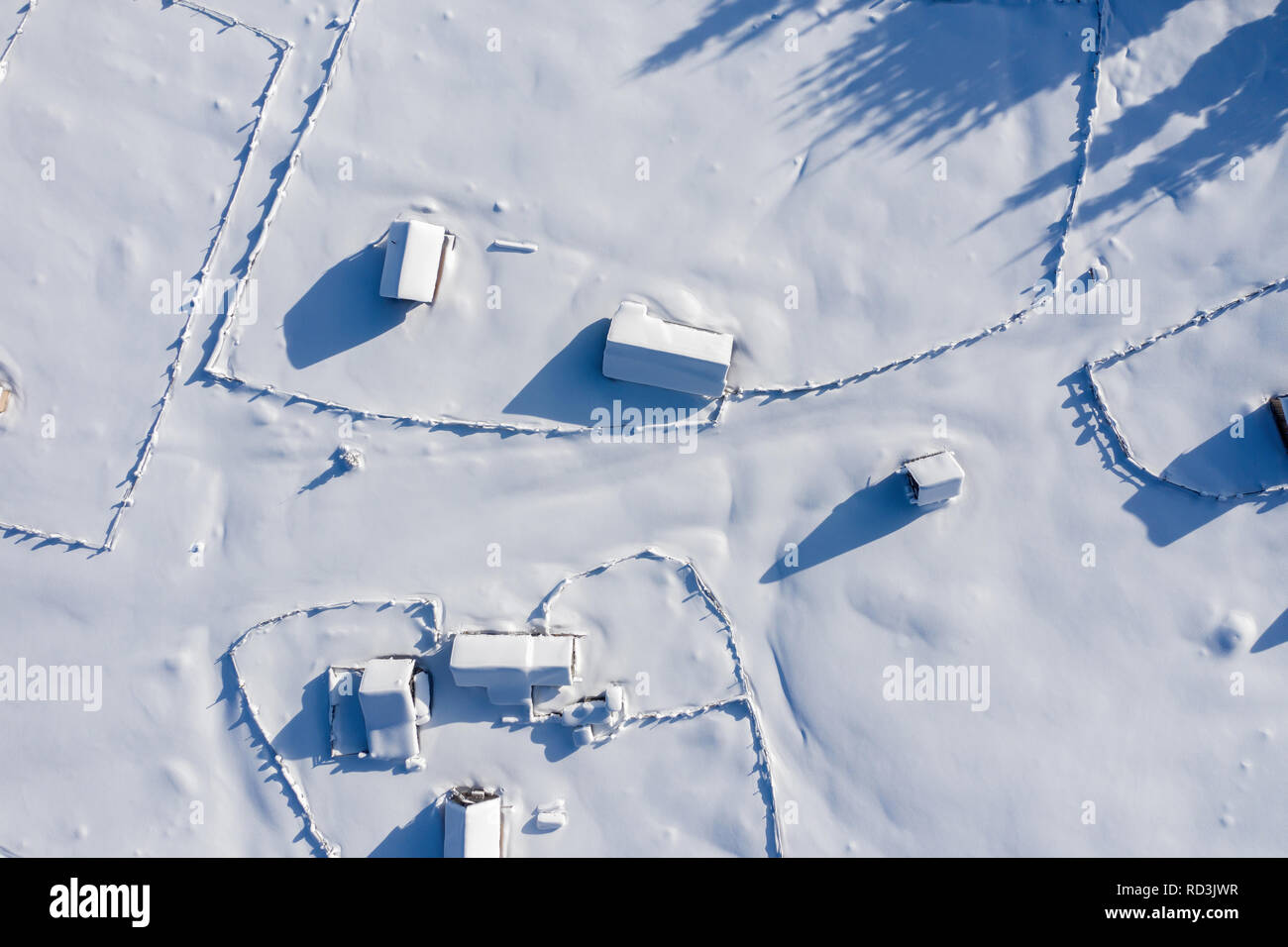 Coperta di neve remoto villaggio, homestead in montagna. Antenna fuco view Foto Stock