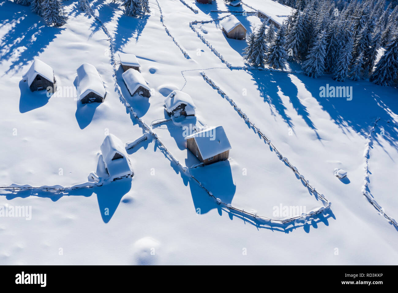 Coperta di neve remoto villaggio, homestead in montagna. Antenna fuco view Foto Stock