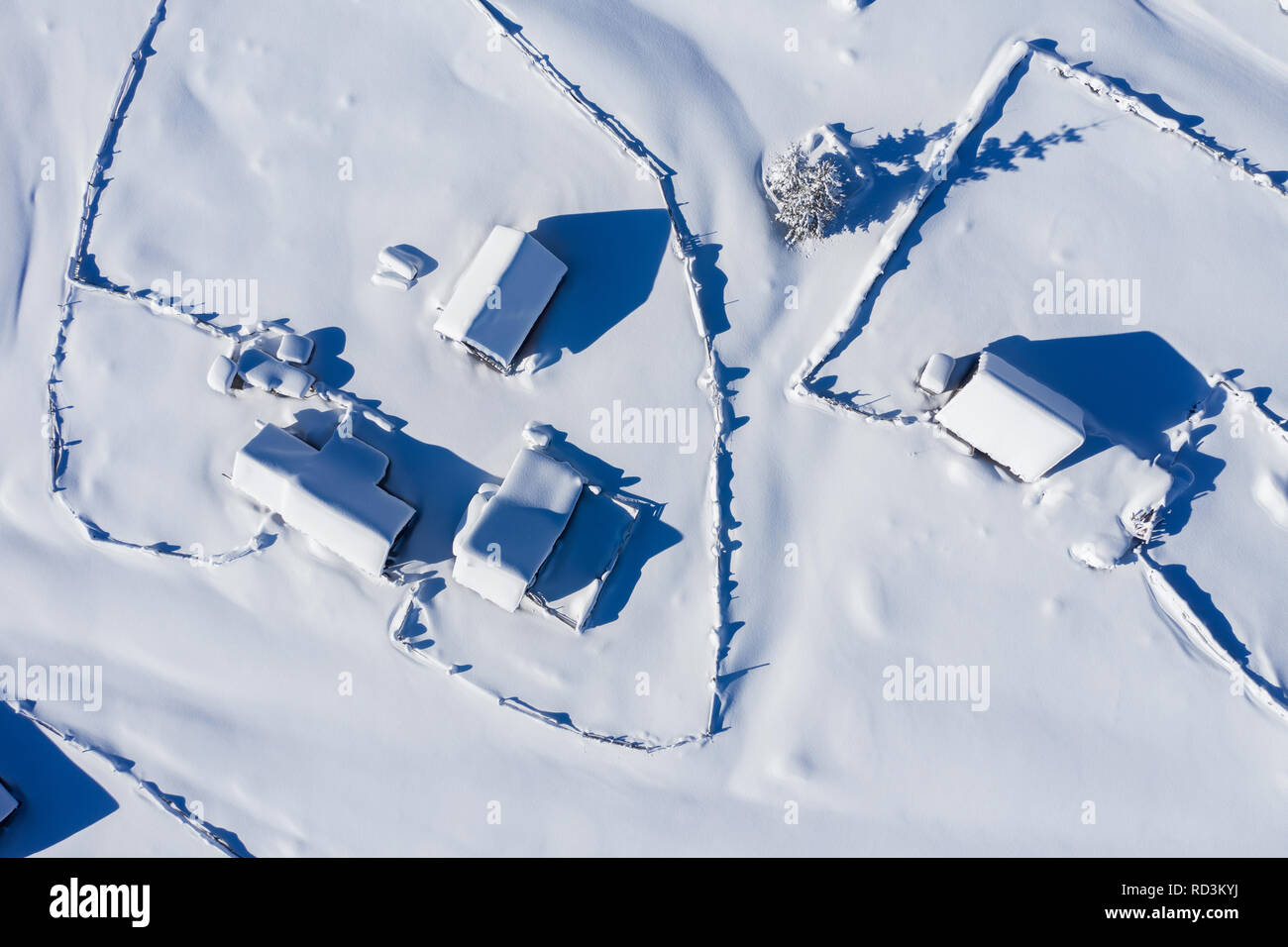 Coperta di neve remoto villaggio, homestead in montagna. Antenna fuco view Foto Stock