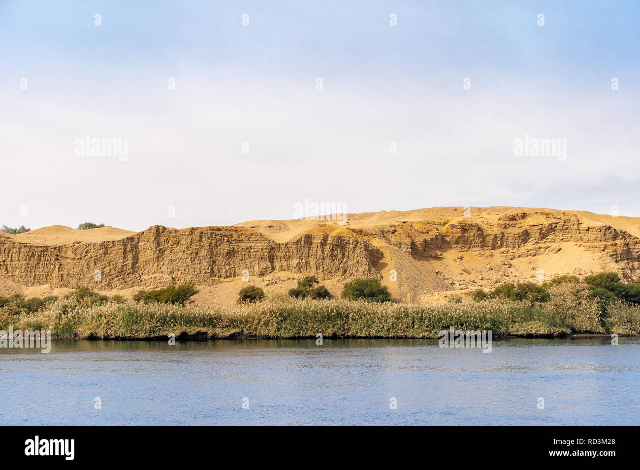 Fiume Nilo panorama visto da una crociera sul Nilo nave nei pressi di Luxor in Egitto Foto Stock