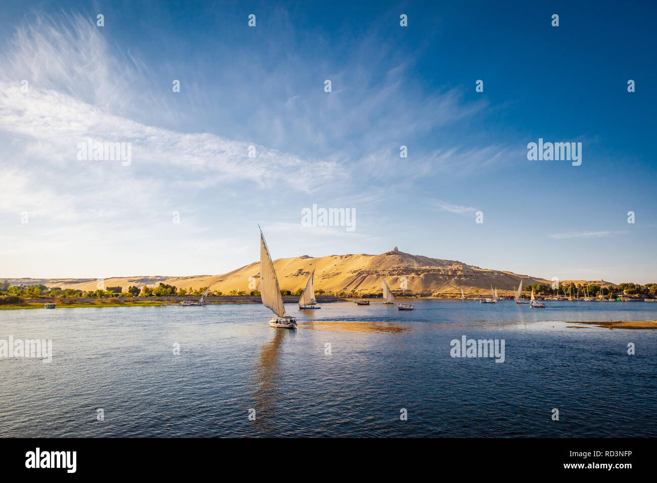 Il fiume Nilo con tradizionale blats al tramonto. Vivere sul fiume Nilo Foto Stock