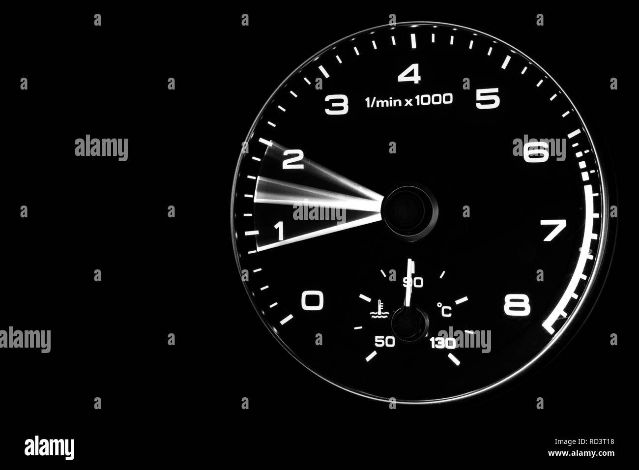 Immagine ravvicinata di un tachimetro in un'auto. Cruscotto di automobile. Dettagli del cruscotto con luci di indicazione.Auto quadro della strumentazione. Il cruscotto con il tachimetro e il contagiri Foto Stock