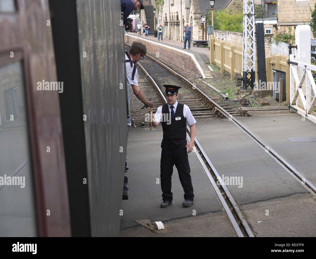 Scambio Token a livello Wansford incrocio sulla Nene Valley Railway Foto Stock