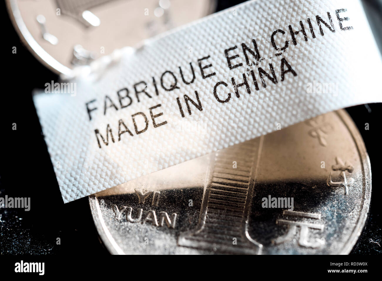 Etichetta verme in Cina e yuan cinese moneta, Etikett Made in China und chinesische Yuan-Münze Foto Stock