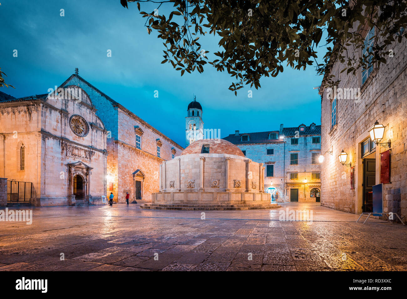 Crepuscolo bella vista del centro storico di Dubrovnik con il famoso Onofrio la fontana al tramonto , Dalmazia, Croazia Foto Stock