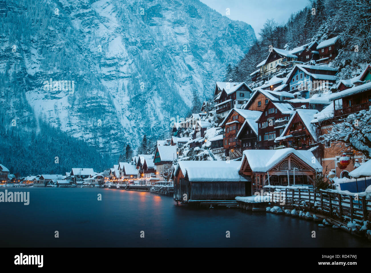 Classic vista da cartolina di tradizionali case di legno nella famosa Hallstatt Lakeside Town nelle Alpi nel crepuscolo mistico durante ore blu all'alba in un beau Foto Stock