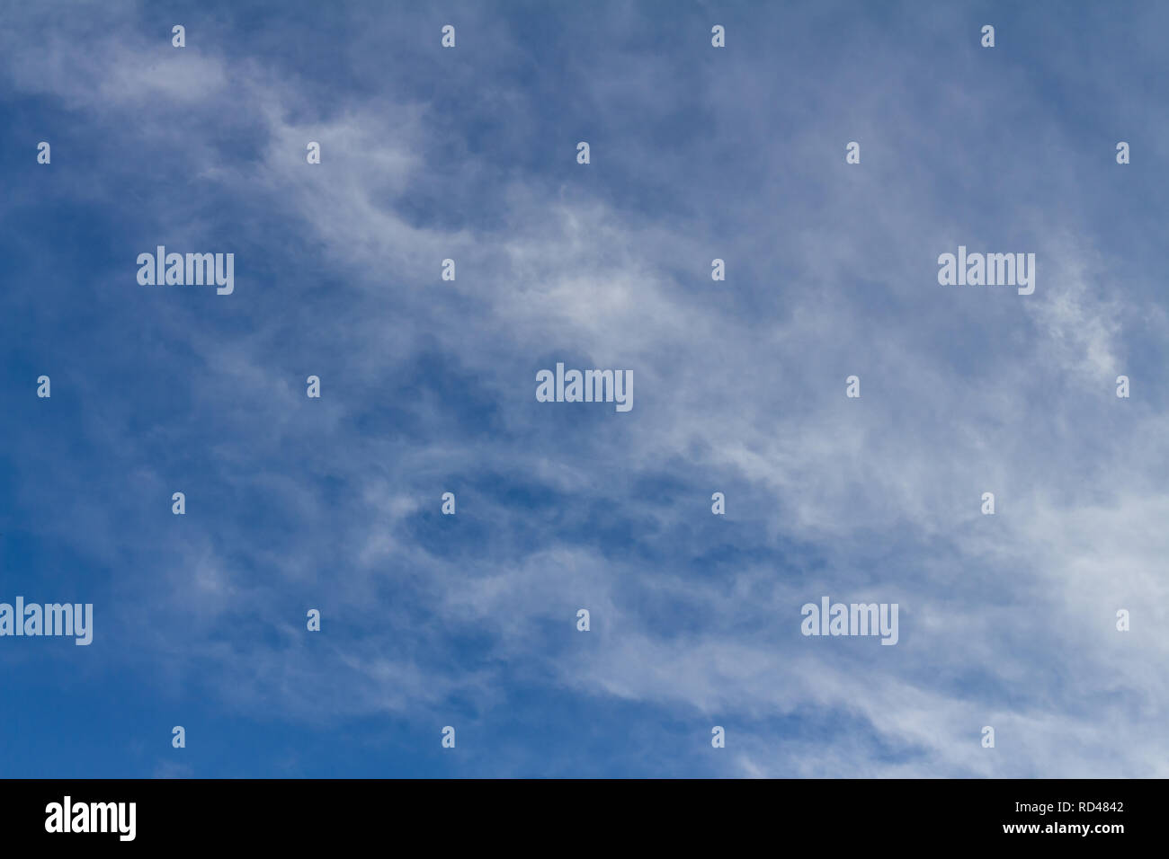 Molte piccole nuvole coprire completamente il cielo. Morbide nuvole Foto Stock