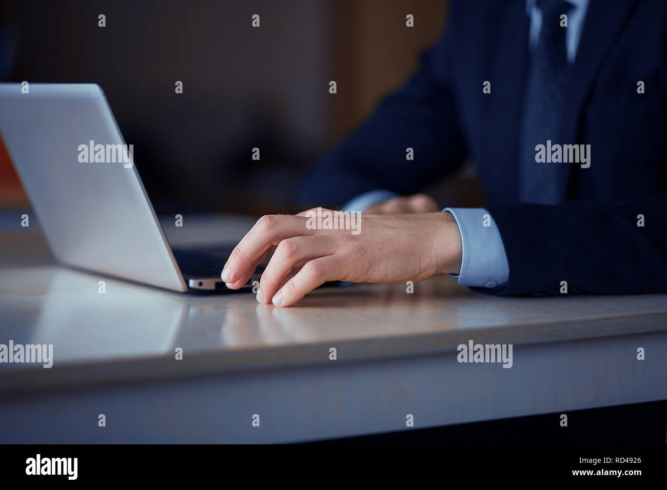 Close-up le mani sul tavolo Foto Stock