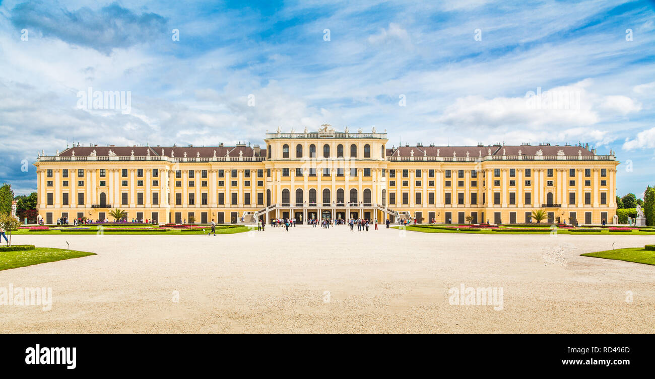 Visualizzazione classica del famoso Palazzo di Schonbrunn con grande parterre giardino in una bella giornata di sole con cielo blu e nuvole in estate, Vienna, Austria Foto Stock