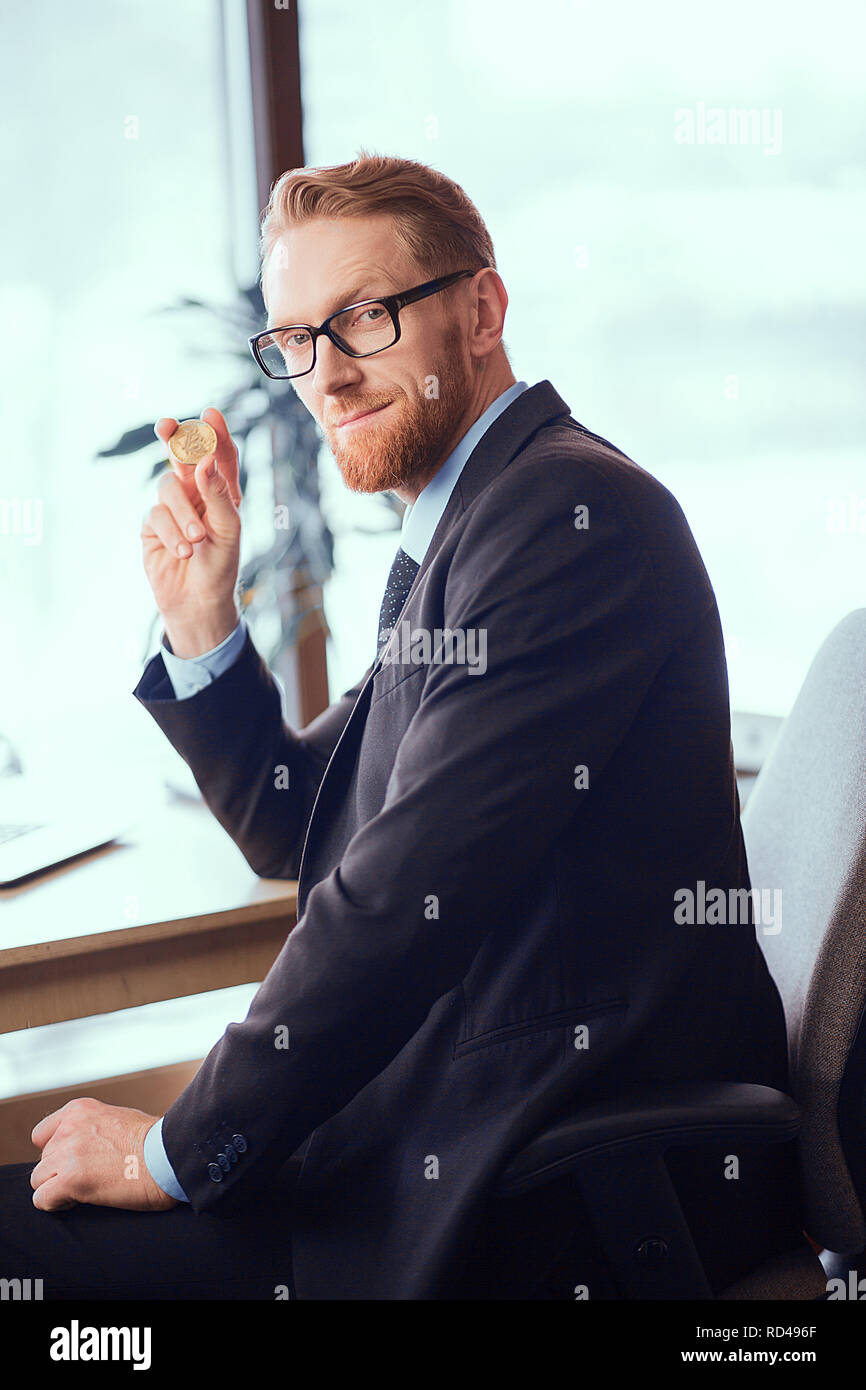 Bitcoin coin in mano Foto Stock