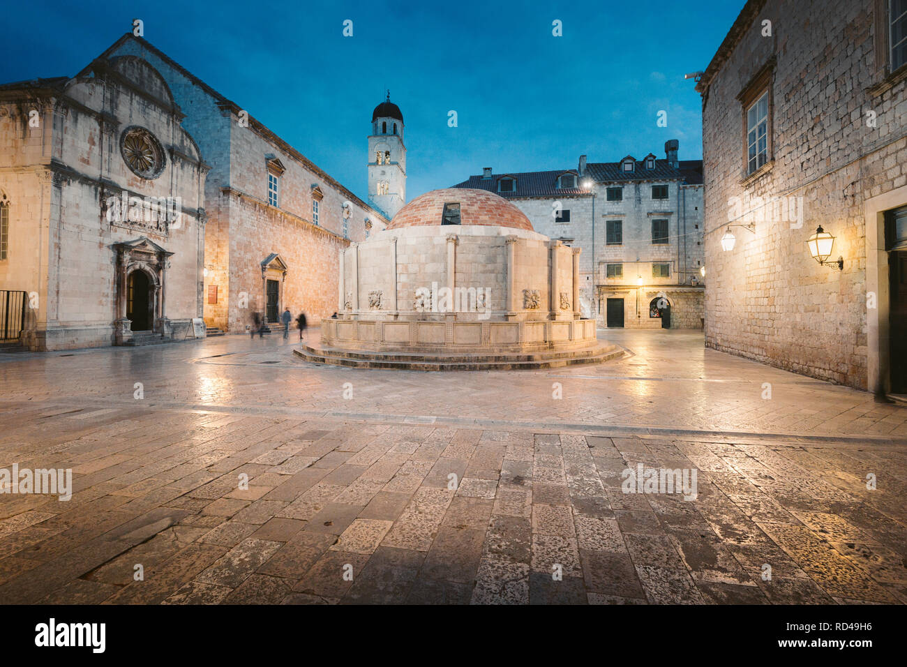 Crepuscolo bella vista del centro storico di Dubrovnik con il famoso Onofrio la fontana al tramonto , Dalmazia, Croazia Foto Stock