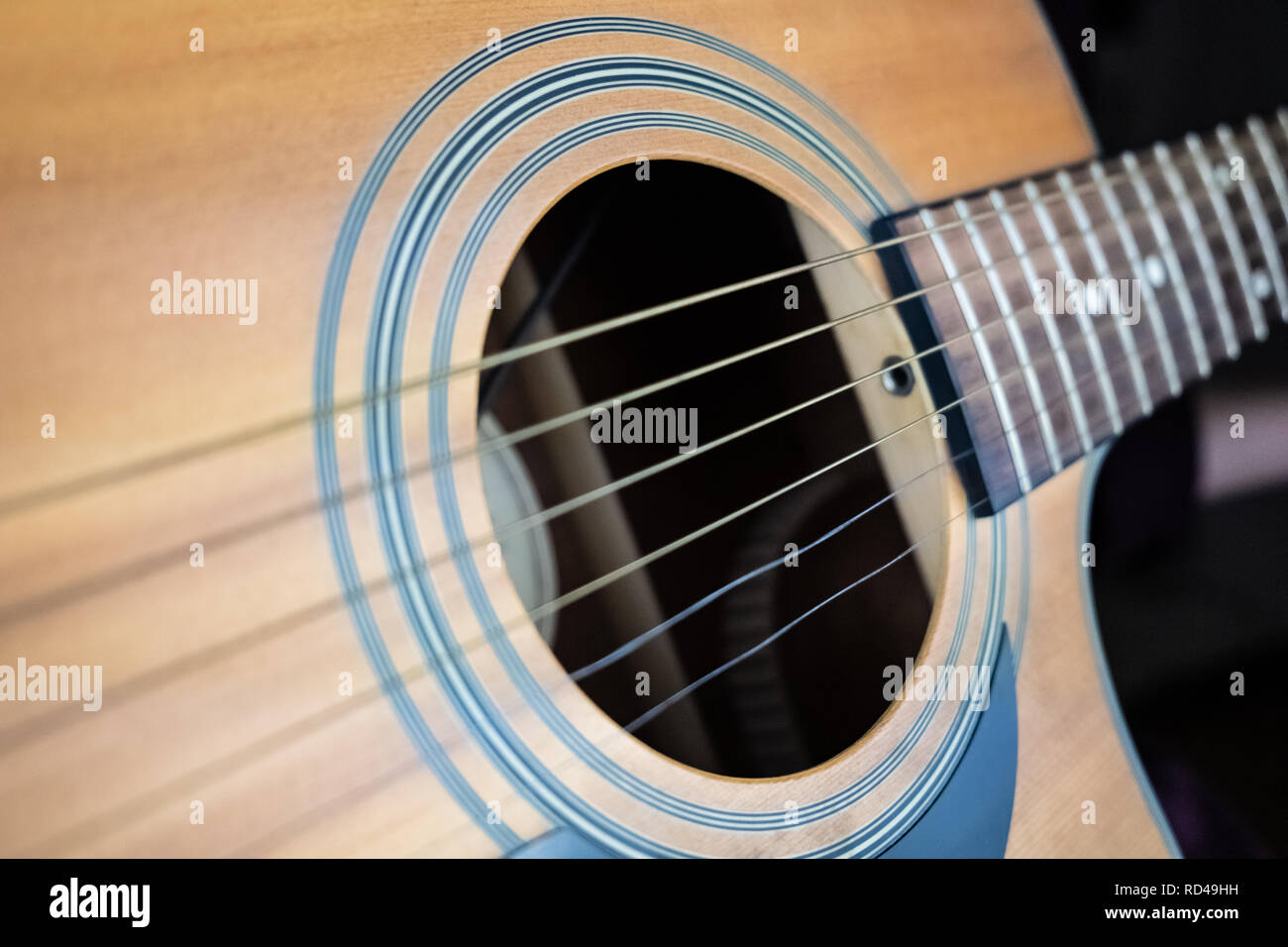 Tremante la corda di chitarra, otturatore elettronico effetto di distorsione. Close-up di immagine in risonanza stringhe catturate con effetto onda Foto Stock