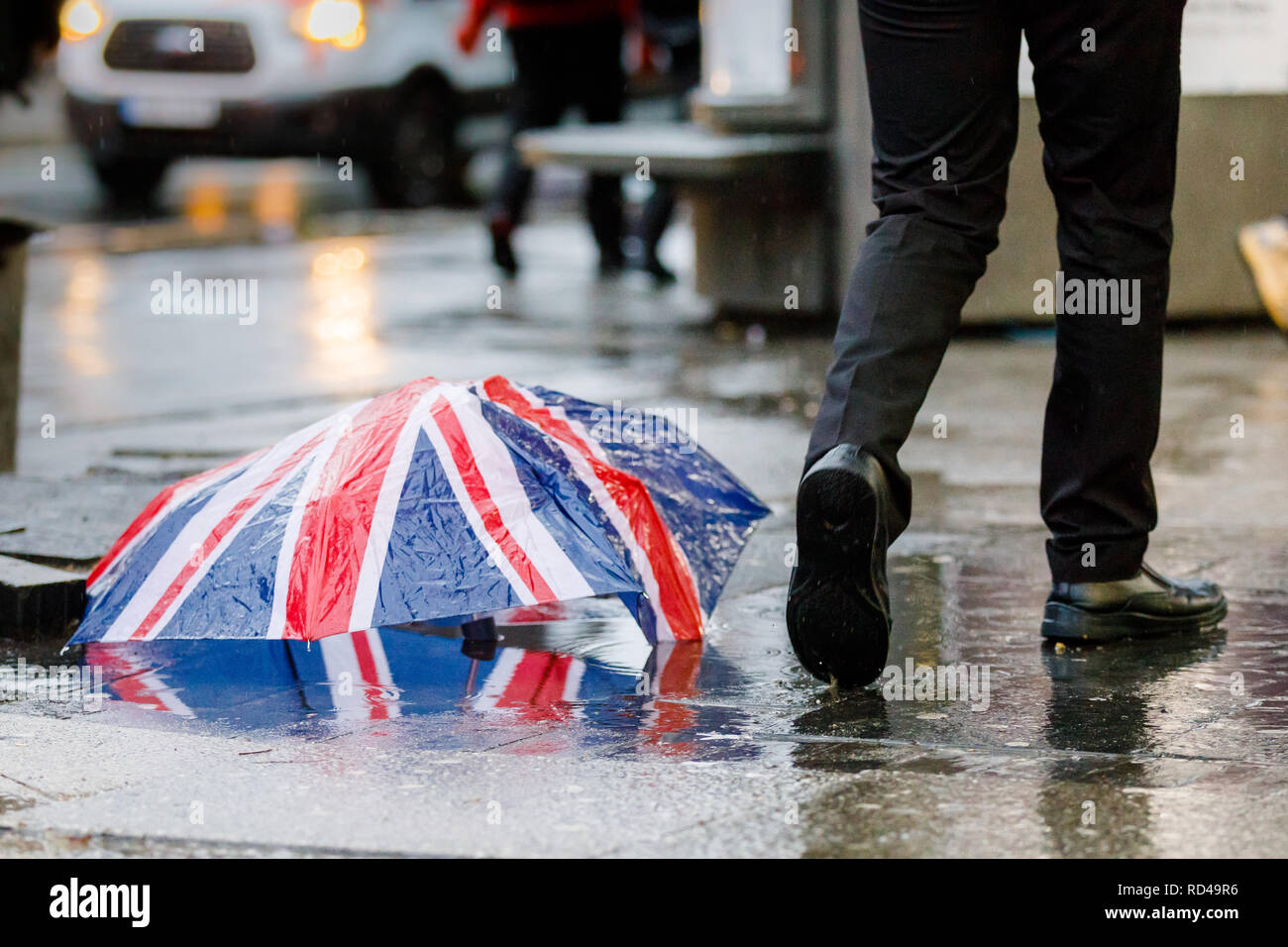 Londra, Regno Unito. 16 gennaio, 2019. Rotto la Gran Bretagna. La rottura di una Unione Jack ombrello riassume la posizione politica del Regno Unito dopo il primo ministro Theresa Maggio la storica sconfitta sul suo Brexit trattare ieri. Credito: Amanda Rose/Alamy Live News Foto Stock