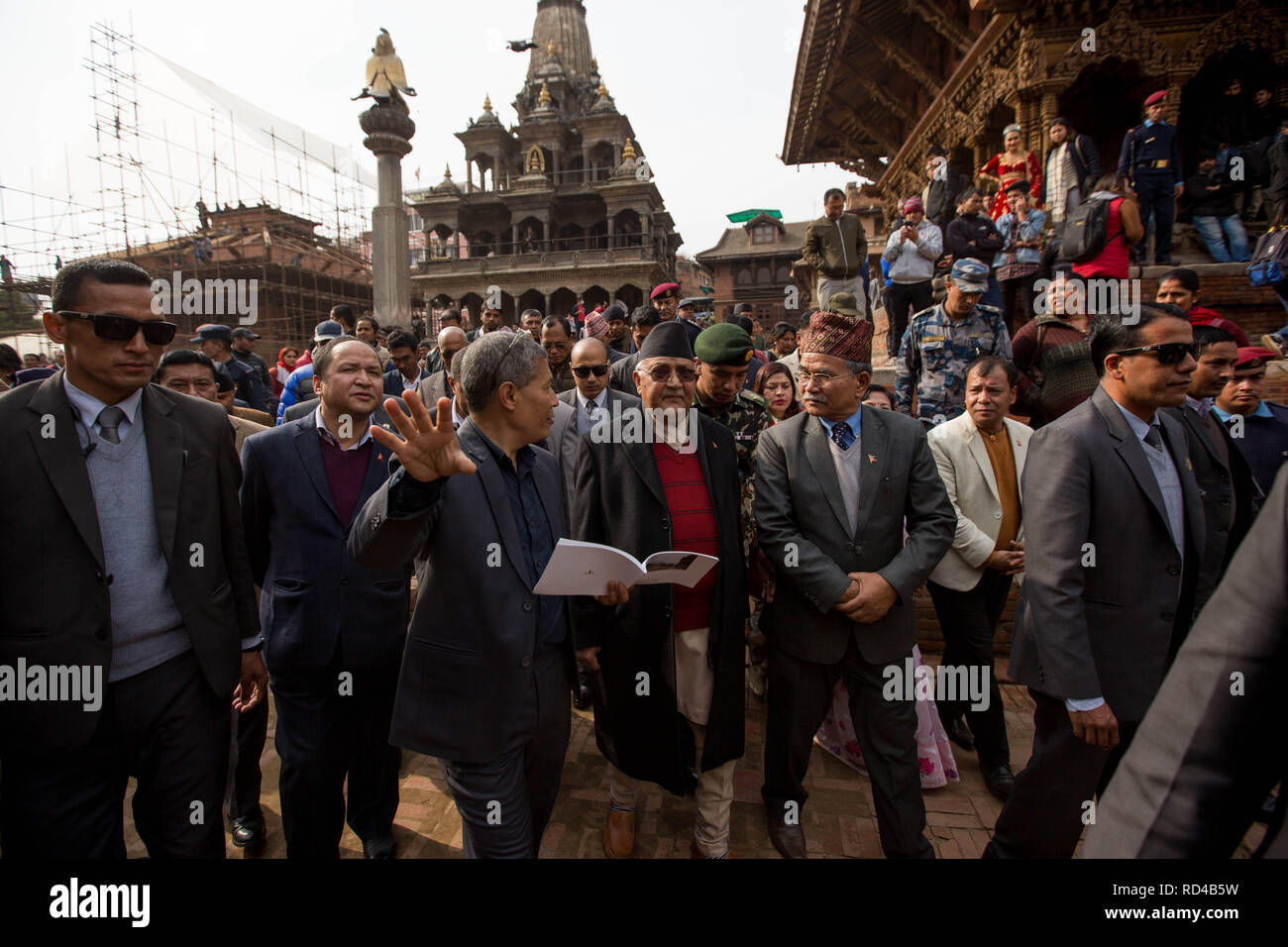 Lalitpur, Nepal. 16 gennaio, 2019. Il Nepal il primo ministro KP Sharma Oli (C) anteriore visite Patan Durbar Square durante il terremoto nazionale il giorno di sicurezza in Lalitpur, Nepal, gen. 16, 2019. Credito: Sulav Shrestha che/Xinhua/Alamy Live News Foto Stock
