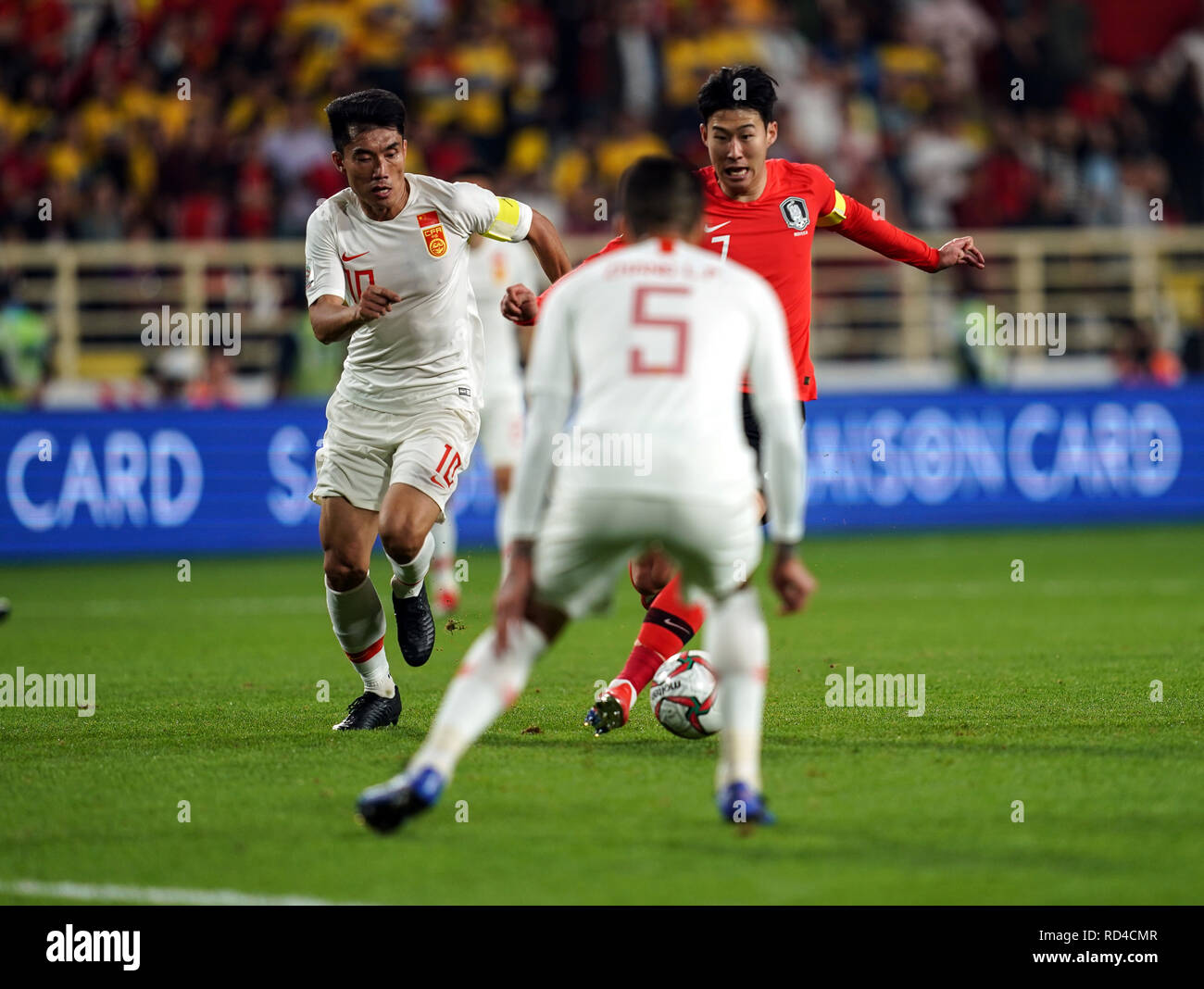 16 Gennaio 2019 : Son Heung-minÃŠ della Corea del Sud oltrepassando Zheng Zhi della Cina durante la Corea del Sud v Cina al Al-Nahyan Stadium di Abu Dhabi, Emirati arabi uniti, AFC Asian Cup, Asian campionato di calcio. Ulrik Pedersen/CSM. Foto Stock