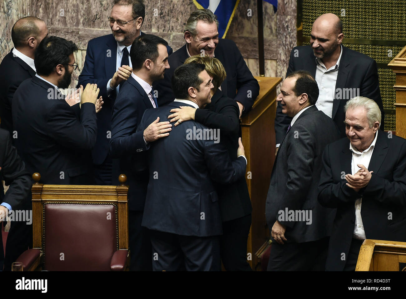 Atene, Grecia. 16 gennaio, 2019. Il Primo Ministro greco, Alexis Tsipras (M) riceve le congratulazioni da parte dei membri del suo governo nel corso di una sessione parlamentare, dopo che i parlamentari hanno espresso la loro fiducia in lui. Secondo il presidio parlamentare, 151 deputati hanno votato per Tsipras. 148 pertanto votato contro. Tsipras aveva chiesto la questione di fiducia in vista della controversia entro la Grecia nel corso di un negoziato nome compromesso con la Macedonia. Credito: Angelos Tzortzinis/DPA/dpa/Alamy Live News Foto Stock