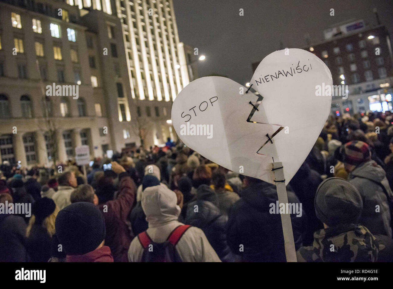 Varsavia, Mazowieckie, Polonia. 16 gennaio, 2019. Un cuore spezzato striscione in mezzo alla folla dicendo ''Stop l'odio''.mercoledì sera, una folla di persone raccolte al di fuori di TVP (Televisione Polacca) principale ufficio editoriale a Varsavia in segno di protesta a seguito di un lunedì sera relazione sul sindaco Pawe? Adamowicz della morte che sembrava mettere tutta la colpa per tutti l'aggressione nel paese esclusivamente sulla Piattaforma Civica (PO) del partito dei funzionari. Credito: Attila Husejnow SOPA/images/ZUMA filo/Alamy Live News Foto Stock